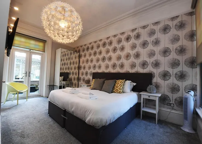 Harrogate Holiday Apartments - Courtyard Mews - Garden