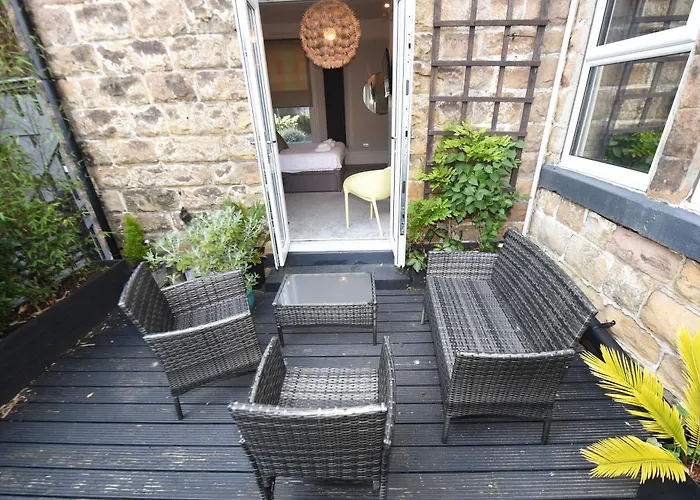 Harrogate Holiday Apartments - Courtyard Mews - Garden